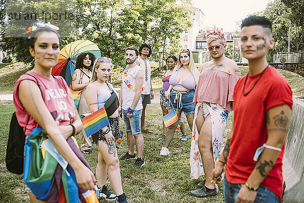 Multiethnische Freunde und Freundinnen bei einer Veranstaltung im Park