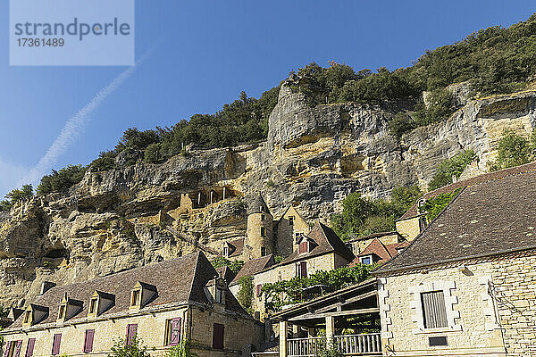 Frankreich  Dordogne  La Roque-Gageac  Häuser des historischen Dorfes mit Felsen im Hintergrund