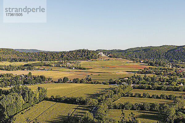 Frankreich  Dordogne  Beynac-et-Cazenac  Klarer Himmel über ländlicher Landschaft
