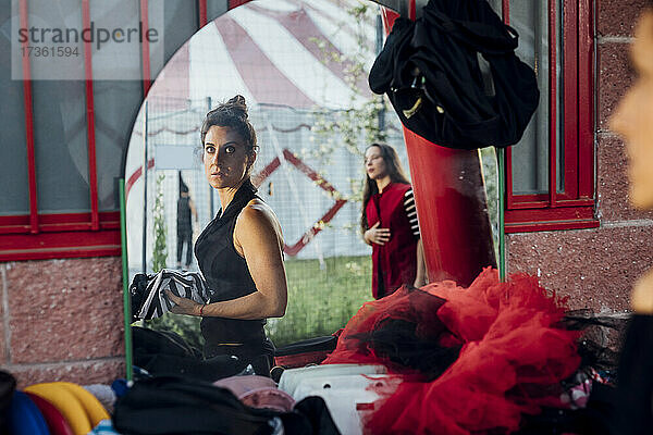 Reflektion von Artistinnen im Spiegel im Zirkuszelt