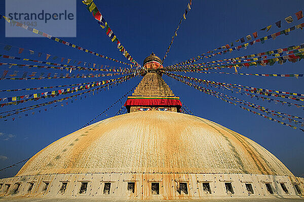 Nepal  Bagmati-Provinz  Kathmandu  Gebetsfahnen hängen von der Spitze der Boudhanath-Stupa