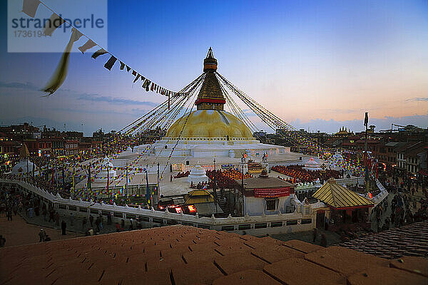 Nepal  Bagmati-Provinz  Kathmandu  Boudhanath-Stupa in der Abenddämmerung