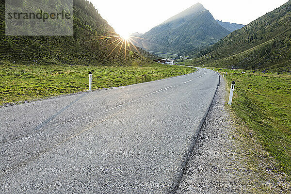 Kuhtai-Sattel-Autobahn bei Sonnenuntergang