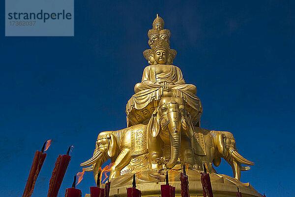 China  Sichuan  Emeishan City  Goldene Statue von Samantabhadra auf dem Gipfel des Berges Emei