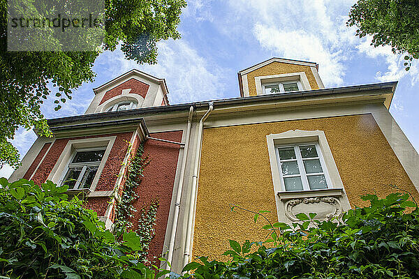 Deutschland  Bayern  München  Rote und gelbe Fassade einer alten historischen Villa