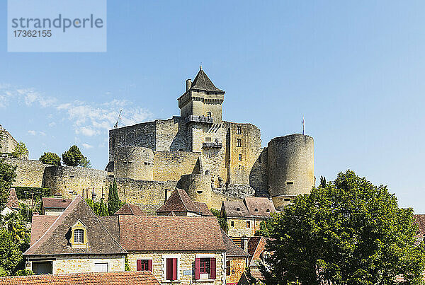 Frankreich  Dordogne  Castelnaud-la-Chapelle  Häuser vor dem Chateau de Castelnaud-La-Chapelle