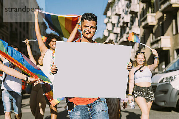 Weibliche und männliche Aktivisten bei der Pride-Veranstaltung an einem sonnigen Tag