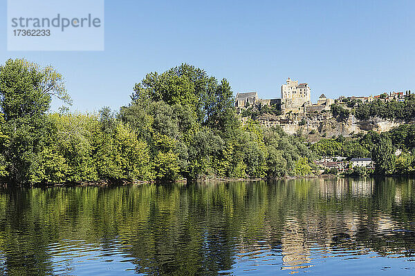 Frankreich  Dordogne  Beynac-et-Cazenac  Klarer Sommerhimmel über der Dordogne und dem Schloss auf der Klippe
