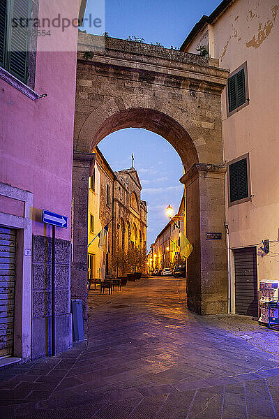 Italien  Provinz Pisa  Pomarance  Tor Porta alla Pieve in der Abenddämmerung