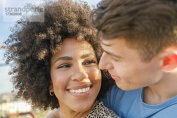Lächelnde junge Afro-Frau sieht ihren Freund an