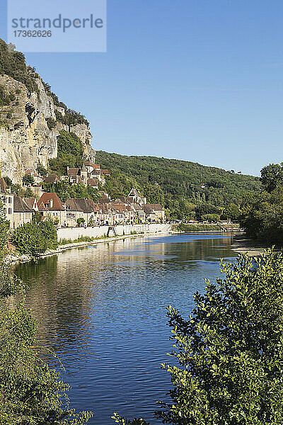 Frankreich  Dordogne  La Roque-Gageac  Historisches Dorf am Ufer des Flusses Dordogne im Sommer