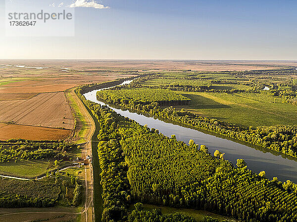 Fluss in der Nähe eines landwirtschaftlichen Feldes  Vojvodina  Serbien