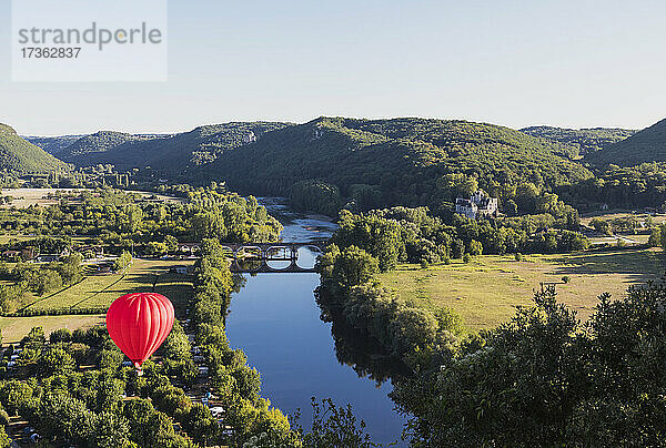 Roter Heißluftballon über der Dordogne