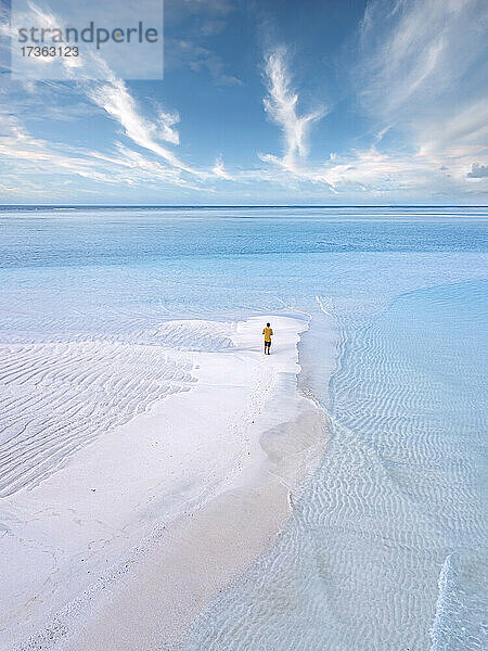 Luftaufnahme eines einsamen Mannes am Sandstrand der Insel Thulusdhoo