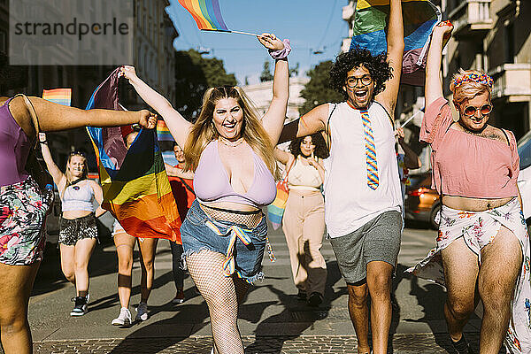 Fröhliche männliche und weibliche Demonstranten bei der Pride-Veranstaltung