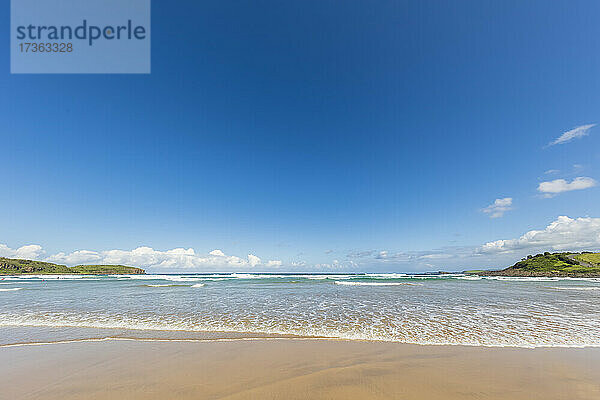 Klarer blauer Himmel über dem Killalea Beach im Killalea State Park
