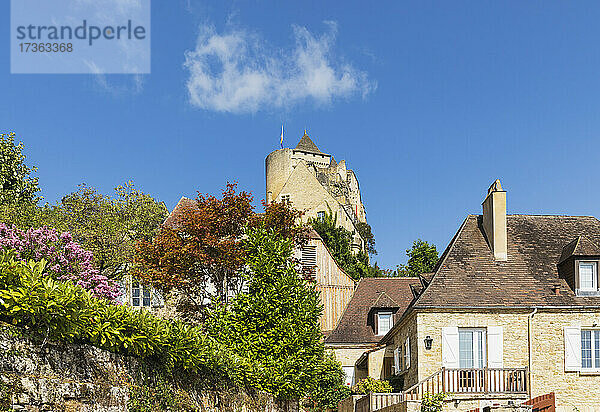 Frankreich  Dordogne  Castelnaud-la-Chapelle  Historisches mittelalterliches Dorf im Sommer mit Chateau de Castelnaud-La-Chapelle im Hintergrund
