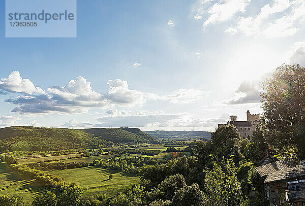 Frankreich  Dordogne  Beynac-et-Cazenac  langsam untergehende Sonne über der Landschaft mit Chateau de Beynac im Hintergrund