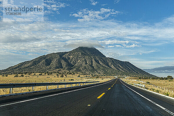Leere Straße in Richtung des Vulkans El Pizarro  Puebla  Mexiko