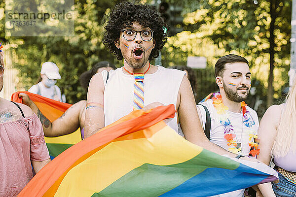 Männliche und weibliche Freunde protestieren bei einer Pride-Veranstaltung für Gleichberechtigung