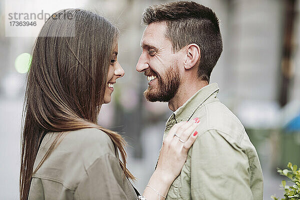 Mann lächelt beim Anblick seiner Freundin