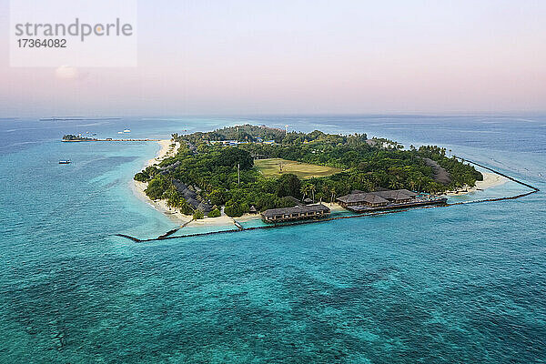 Malediven  Lhaviyani Atoll  Kuredu  Luftaufnahme einer kleinen Ferieninsel in der Morgendämmerung