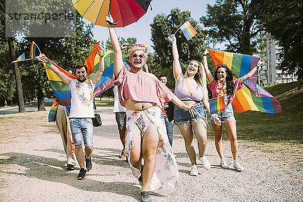 Fröhliche männliche und weibliche Aktivisten  die bei der Pride-Veranstaltung für Gleichberechtigung protestieren