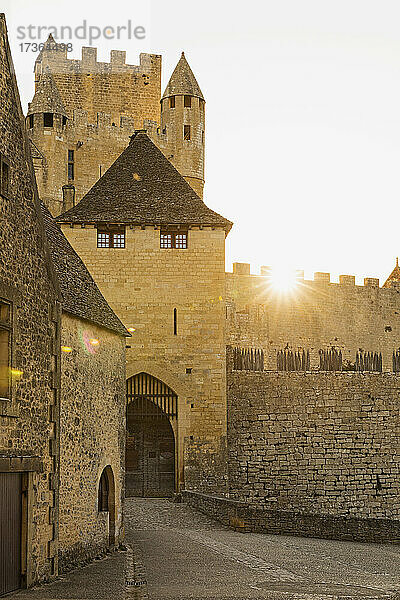 Frankreich  Dordogne  Beynac-et-Cazenac  Eingangstor des Chateau de Beynac bei Sonnenuntergang