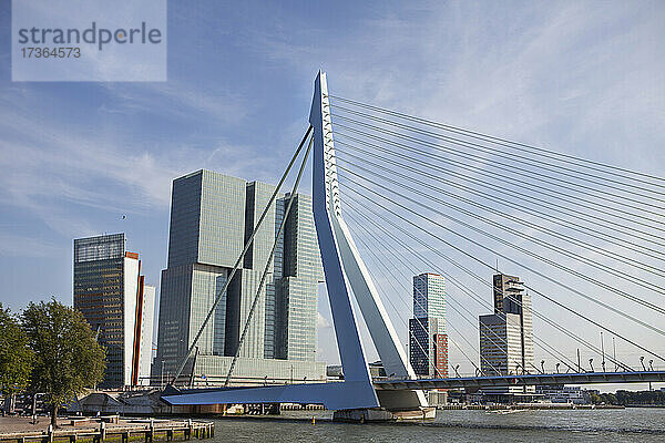 Niederlande  Südholland  Rotterdam  Erasmusbrug mit Hotel im Hintergrund