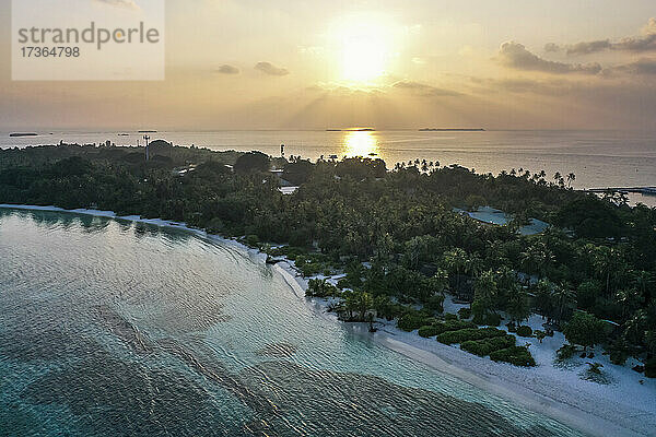 Malediven  Lhaviyani Atoll  Kuredu  Luftaufnahme des Sonnenaufgangs über einer kleinen Ferieninsel