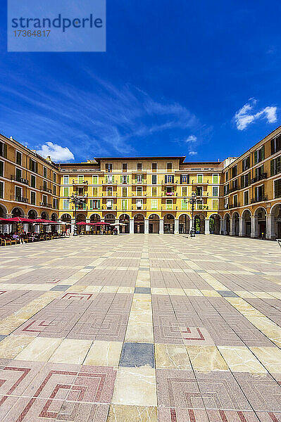 Spanien  Mallorca  Palma de Mallorca  Leere Plaza Mayor an einem sonnigen Tag
