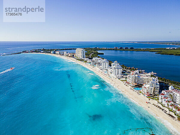 Mexiko  Quintana Roo  Cancun  Luftaufnahme der Küstenstadt umgeben vom blauen Wasser des Karibischen Meeres