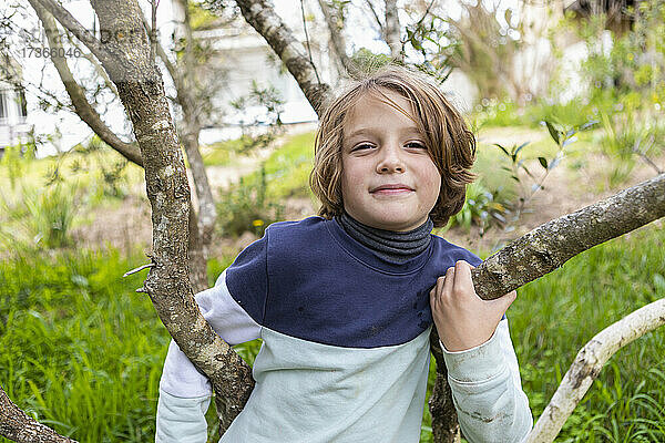 Porträt eines 7-jährigen Jungen auf einem Naturlehrpfad