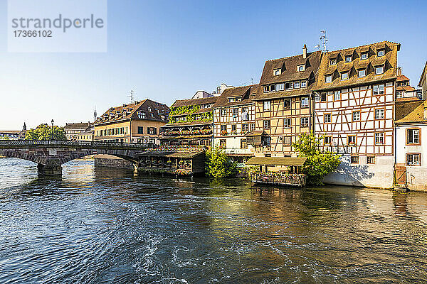 Frankreich  Bas-Rhin  Straßburg  Ill-Flusskanal mit Bogenbrücke und Fachwerkhäusern im Hintergrund