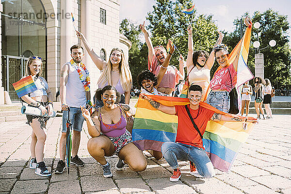 Fröhliche weibliche und männliche Demonstranten während der Pride-Veranstaltung im Park