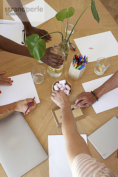Kreative Geschäftsleute  die am Schreibtisch arbeiten