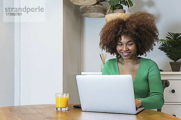 Afro-Geschäftsfrau mit Laptop im Home-Office