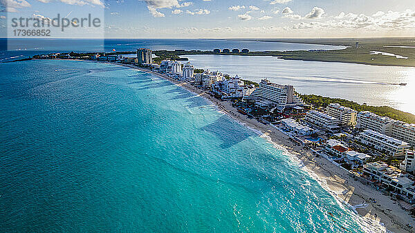 Mexiko  Quintana Roo  Cancun  Luftaufnahme der Küstenstadt umgeben vom blauen Wasser des Karibischen Meeres