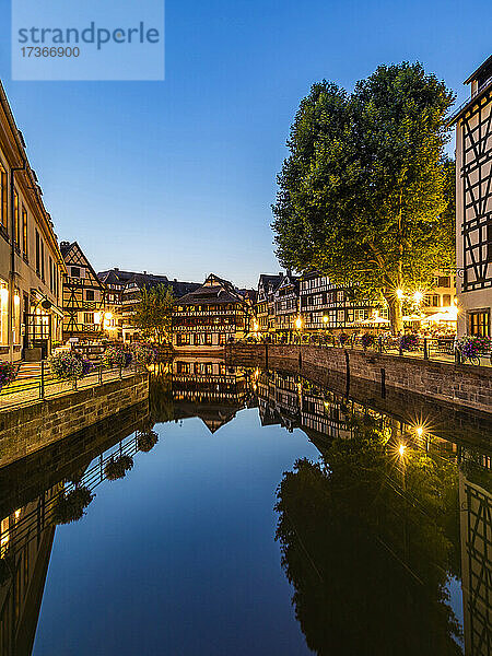 Frankreich  Bas-Rhin  Straßburg  Langzeitbelichtung von Fachwerkhäusern  die sich im Flusskanal Petite France Ill in der Abenddämmerung spiegeln