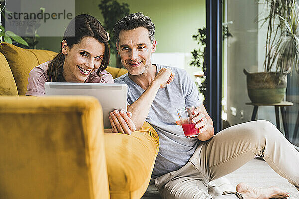 Ehepaar benutzt digitales Tablet zu Hause