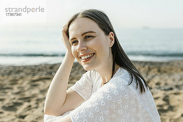 Junge lächelnde Frau am Strand