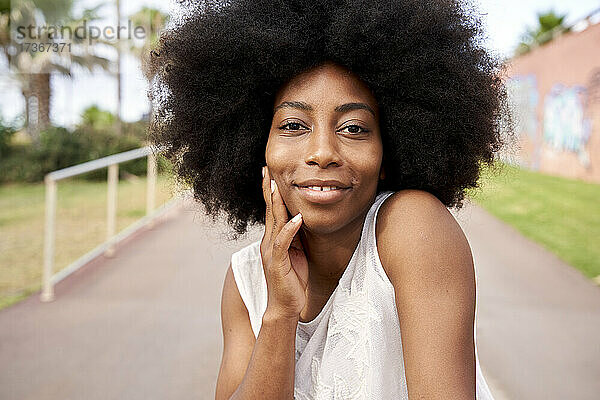 Afro junge Frau lächelnd auf der Straße
