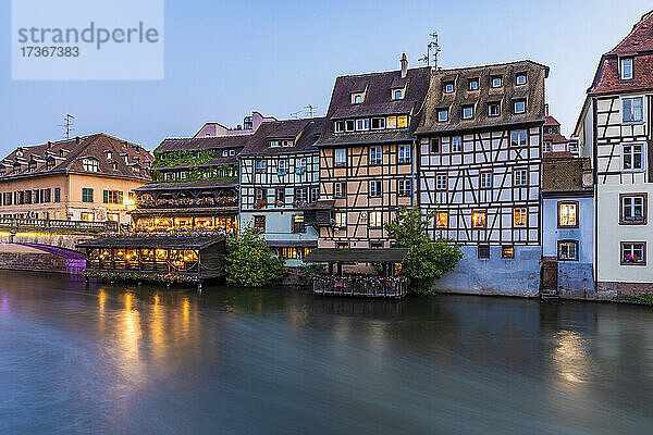 Frankreich  Bas-Rhin  Straßburg  Stadthäuser am Ill-Kanal in der Abenddämmerung