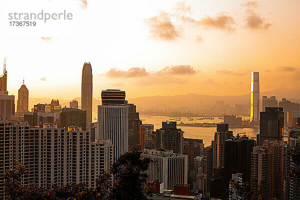 Blick auf das moderne Stadtbild in der Nähe des Victoria Harbour in Hongkong