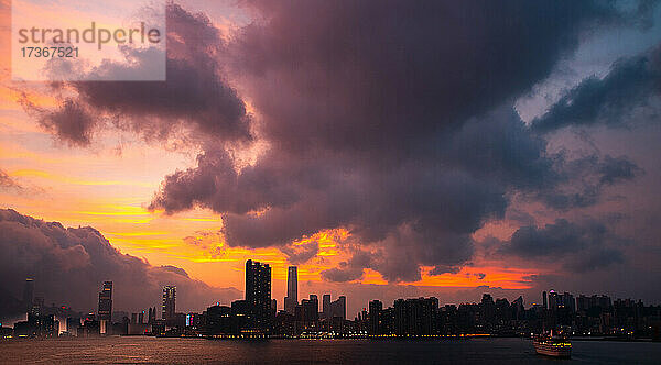 Blick auf die Skyline der Stadt unter den Gewitterwolken bei Sonnenuntergang  Hongkong  China