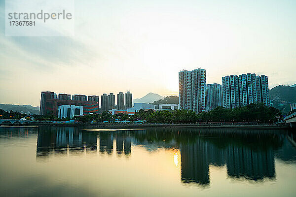 Ansicht von Wohngebäuden mit Fluss im Vordergrund  Hongkong