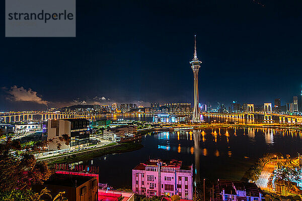 Blick auf das Macau Tower Convention and Entertainment Center bei Nacht  Macao