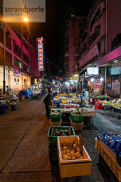 Stadtstraße mit lokalen Marktständen in Hongkong bei Nacht