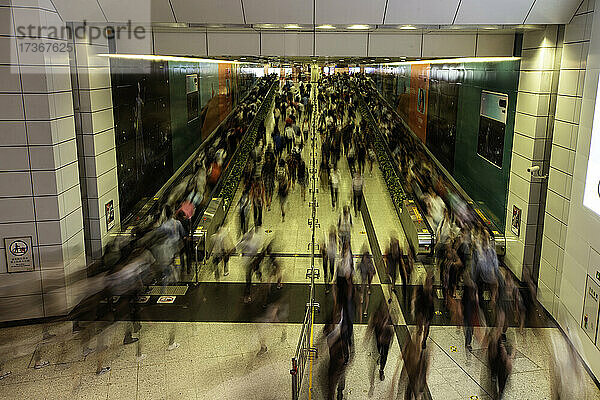 Geschäftige Pendler in einer U-Bahn-Station während der Hauptverkehrszeit in Hongkong