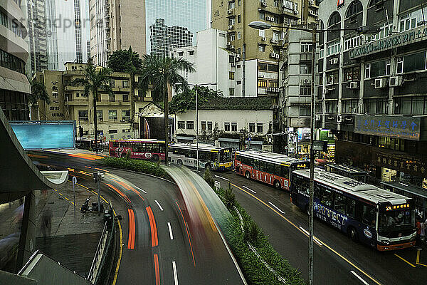 Fließender Verkehr auf einer Straße in Macao